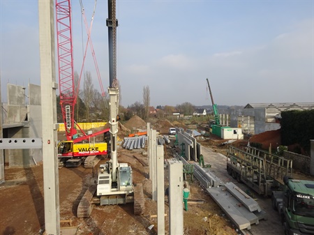Links van de toegangsweg Blok B en rechts Blok E