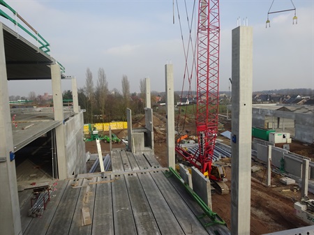 Zicht op achterkant site vanop Blok B