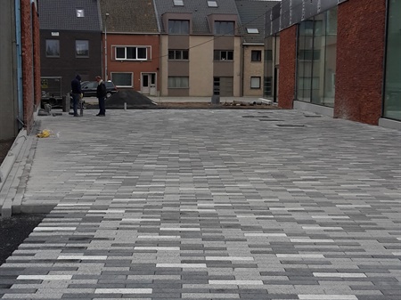 De patio tussen Albert Heijn en blok B