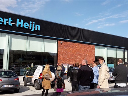 Collega's vastgoed Albert Heijn bezoeken de site met uiteenzetting van het bouwproces