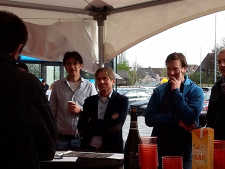 Collega's vastgoed Albert Heijn bezoeken de site met uiteenzetting van het bouwproces