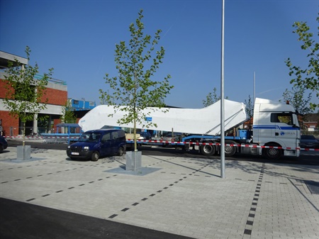 De roltrap voor gebouw B is aangekomen