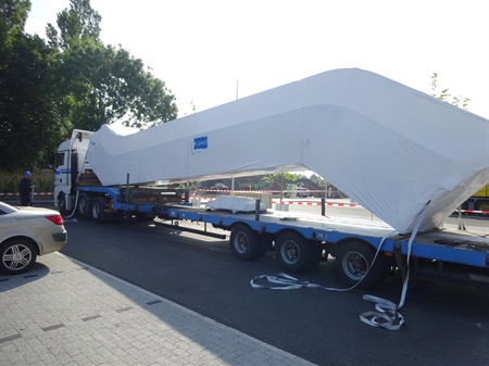 De roltrap voor gebouw B is aangekomen