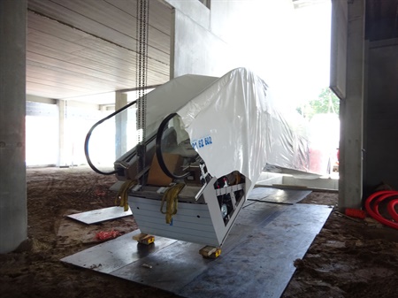 De roltrap voor gebouw B is aangekomen