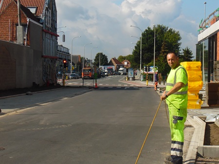 Kabels trekken voor verlichting parking