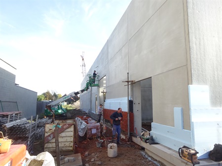Buitenmetselwerk gebouw A met identieke special effect gevelsteen als overkant