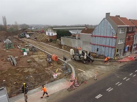 Zicht op vierde arm nieuw kruispunt - centrale toegang tot de site