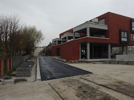 Afwerking Legestraat aan gebouw overkant